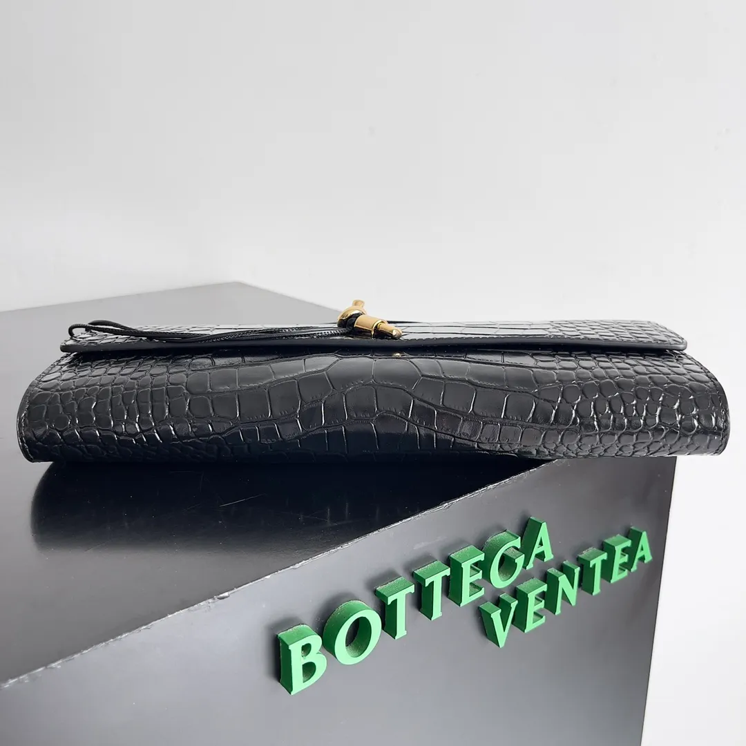 Batch 1420 Bottega Veneta Fall in love with Andiamo at first sight, new design, natural Nile rare leather crocodile pattern complex handbag, a model handbag for women, no need for color cover, no emotional camouflage, immersive depth and excitement, the classic element KNOT knot is inspired, modernist aesthetics and jewelry field craftsmanship reinterpret the knot element, bringing a clutch full of modern texture and elegant and quiet lady spirit. Style number: 741511 Size: 31*13*3cm